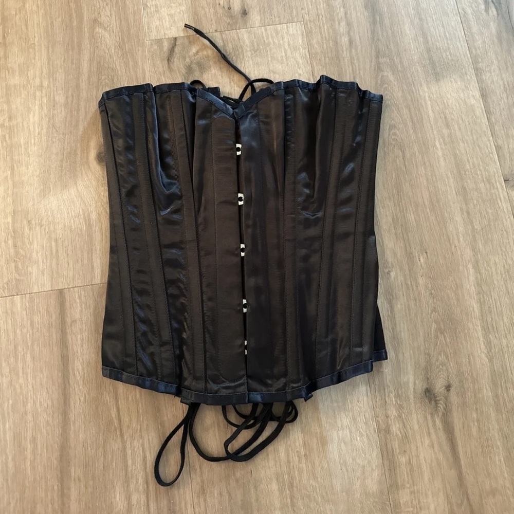 Beautiful Vollers black underbust 20 inch corset with buckle detail.